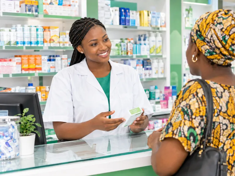 Une pharmacienne sert une cliente au comptoir d'une parapharmacie